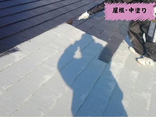 和歌山市W様邸で屋根の中塗りを行っている施工中の様子