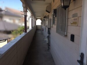 田辺市周辺 アパート共用廊下まわりの外壁塗装前点検イメージ