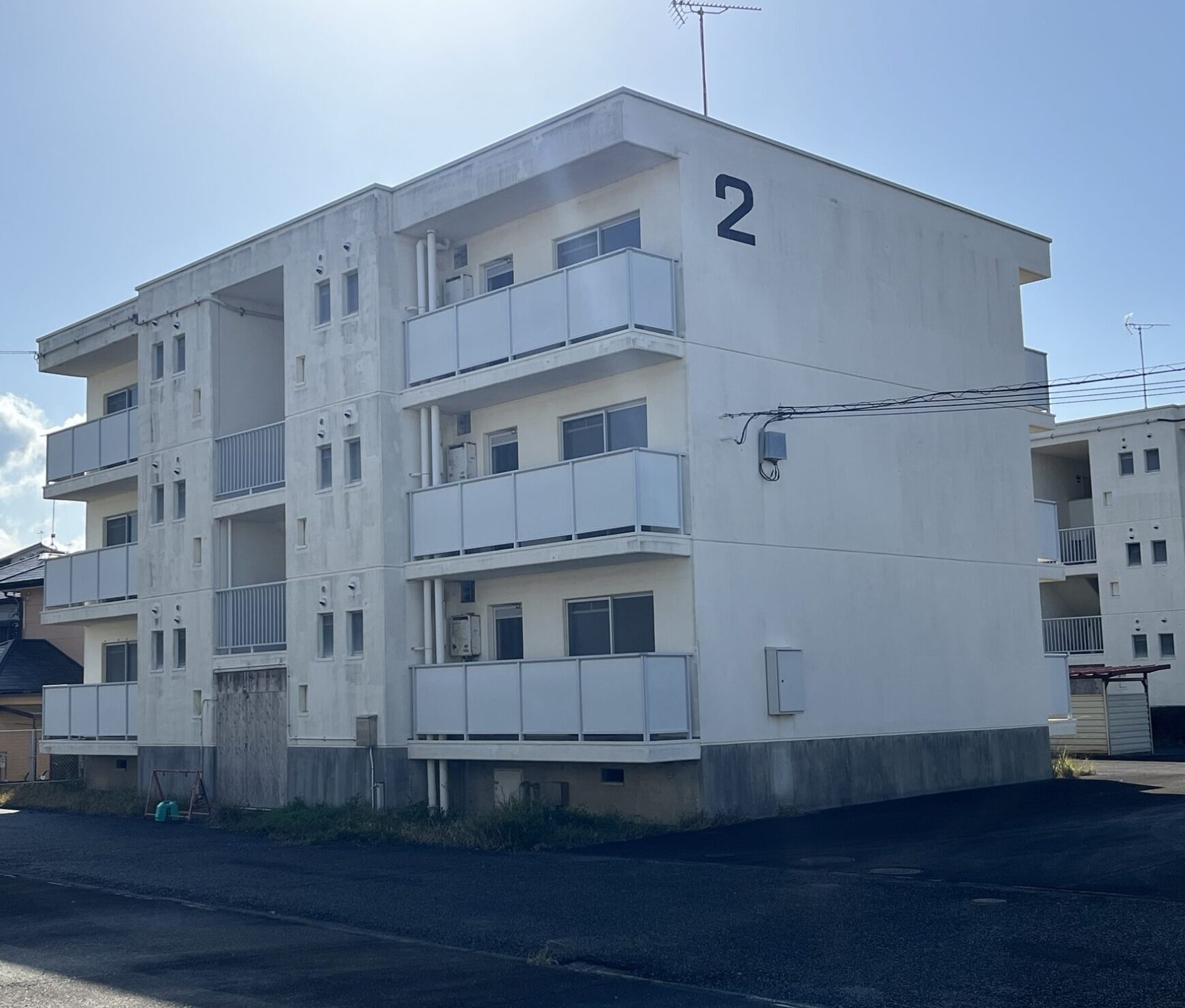 田辺市のアパート外壁塗装：不動産オーナーG様の1・2・3号棟のうち、一部棟の工事前全景写真