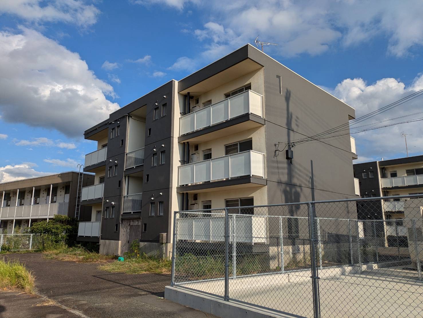 田辺市 アパート外壁塗装 1棟目の施工後 全体写真｜艶やかな仕上がりで美観と耐久性アップ