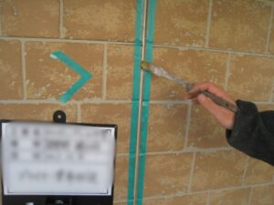 プライマーを塗布して下地を整えている様子(田辺市 コーキング打ち替え)