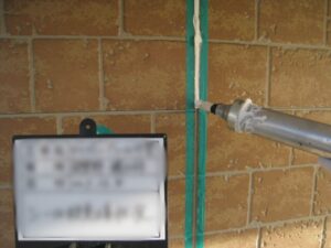 新しいシーリング材を充填している様子(田辺市 コーキング工事)