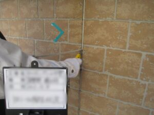 古いコーキングを撤去している様子(田辺市 外壁塗装 コーキング打ち替え)