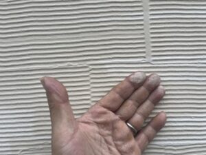 外壁チョーキング現象を確認する手の写真(西牟婁郡 O様邸の塗膜劣化サイン)