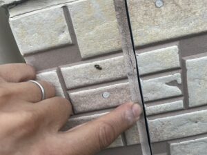 サイディング外壁の目地シーリングがひび割れている様子(西牟婁郡 O様邸)