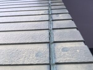 シーリング部分にひび割れが発生し、劣化が進行している外壁の写真。早期点検が必要